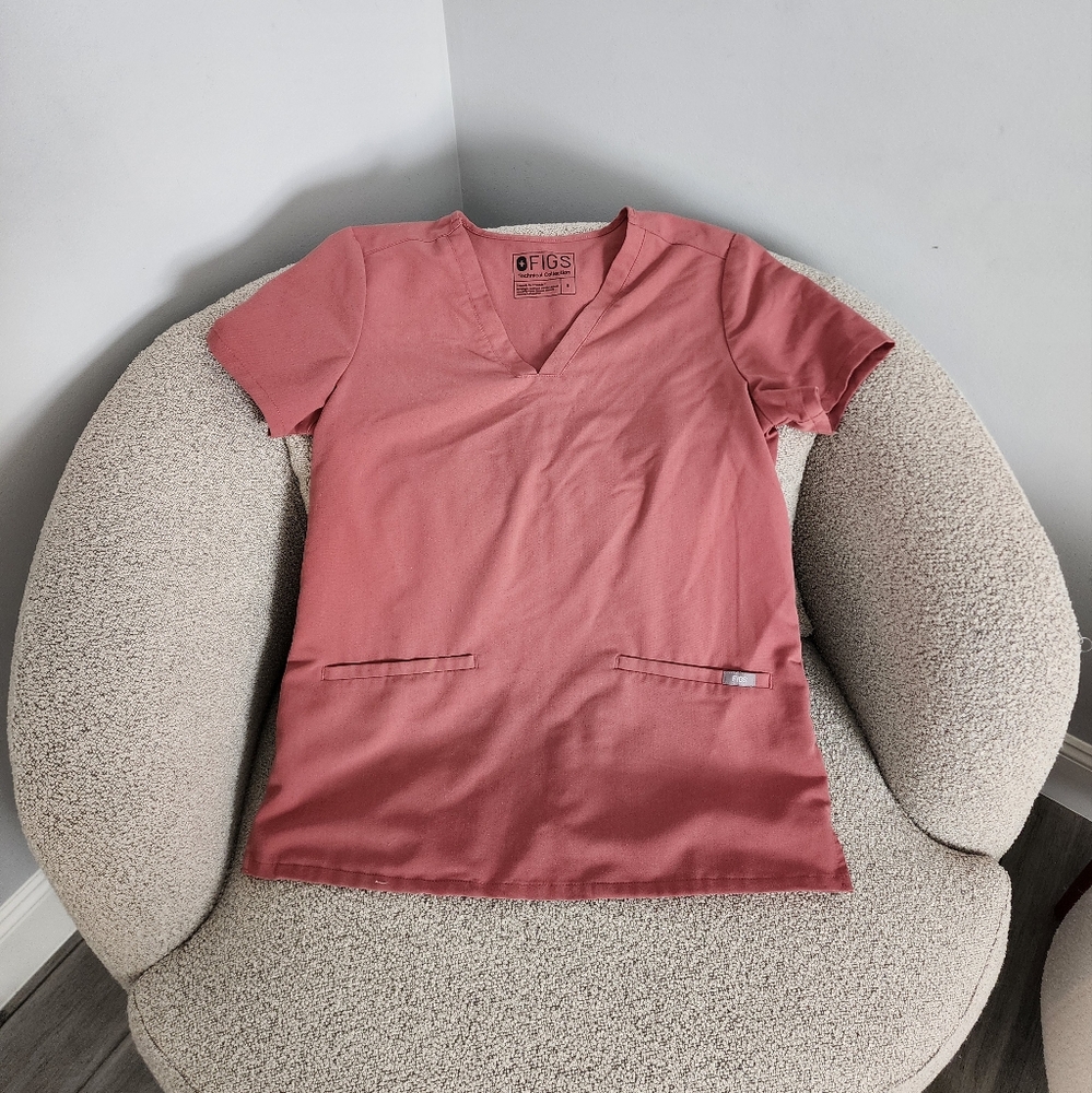 Figs Casma 3 Pocket Scrub Top in Mauve
